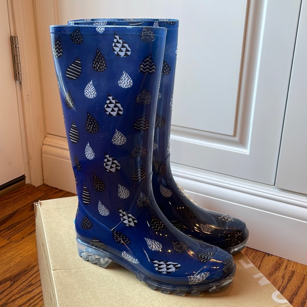 TOMS women’s rain boots, size 6, moonlight blue raindrop print
